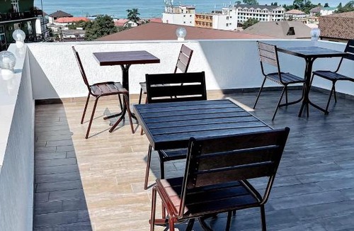 Loo Hotel | White House