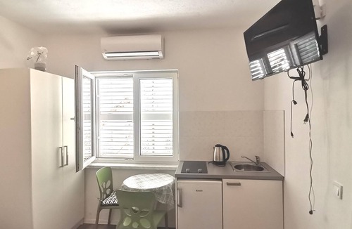 Promajna Apartment | White idyll on the blue sea