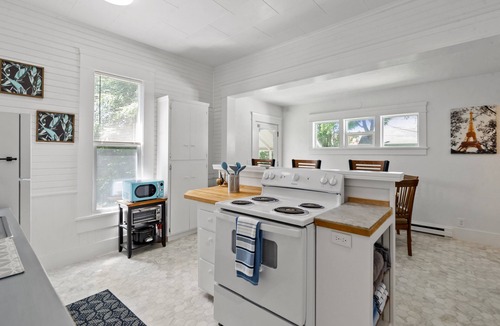 Market District House | White Lotus - Minutes To Downtown 2 Bedroom Home