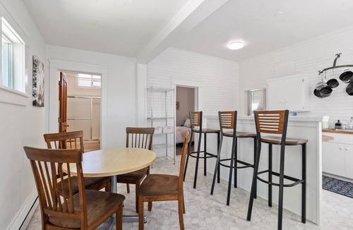 Market District House | White Lotus - Minutes To Downtown 2 Bedroom Home