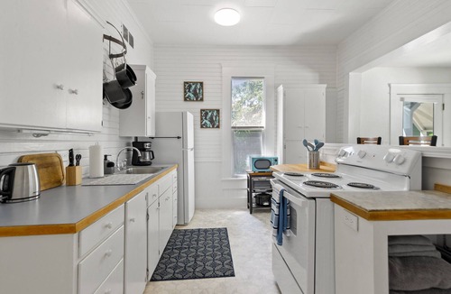 Market District House | White Lotus - Minutes To Downtown 2 Bedroom Home