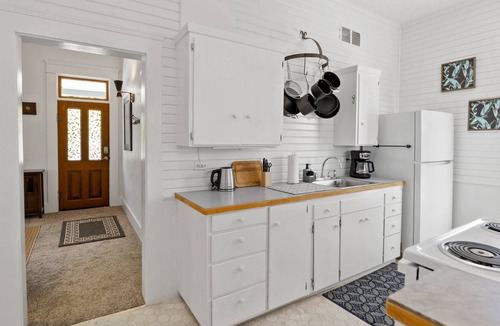 Market District House | White Lotus - Minutes To Downtown 2 Bedroom Home