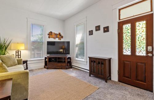 Market District House | White Lotus - Minutes to Downtown home