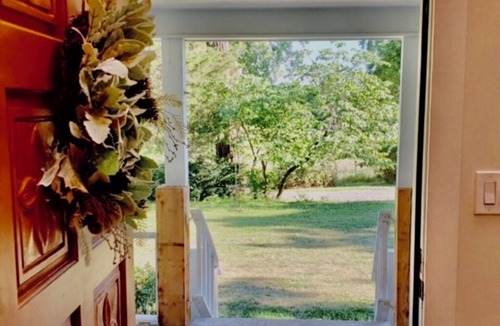 South Kansas City House | White Oak Farmhouse w/Private Yard 4bdrm sleeps 8