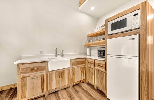 Rogers House | White Oak Haven-Cozy Forest A-frame near Bentonville