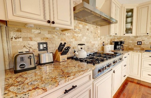 White Plains House | White Plains Midterm Jacuzzi Heated Pool Game Room