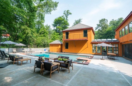 White Plains House | White Plains Midterm Jacuzzi Heated Pool Game Room