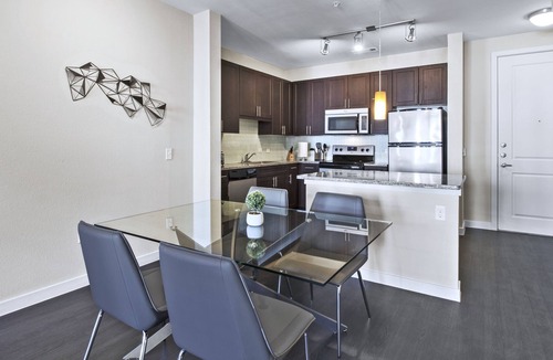 Fort Worth Cultural District House | White Rabbit | King Bed | Queen Bed | Balcony
