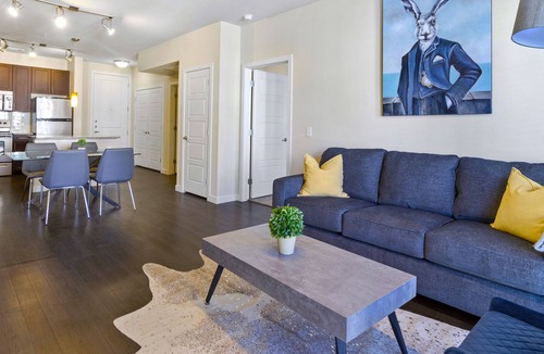 Fort Worth Cultural District House | White Rabbit | King Bed | Queen Bed | Balcony