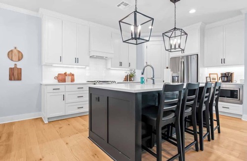 Waco House | White Retreat on Proctor - 3.5 Bathrooms!