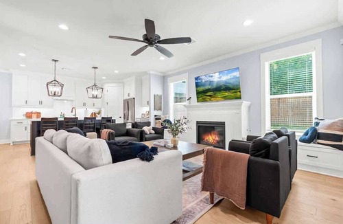 Waco House | White Retreat on Proctor - 3.5 Bathrooms!