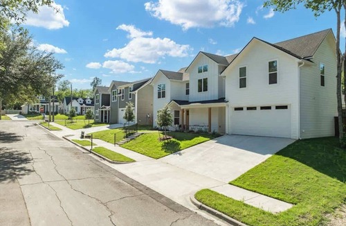 Waco House | White Retreat on Proctor - 3.5 Bathrooms!