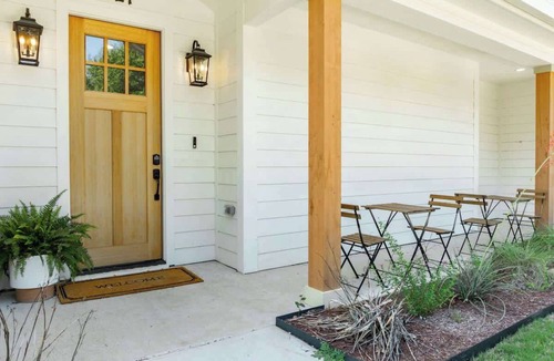 Waco House | White Retreat on Proctor - 3.5 Bathrooms!