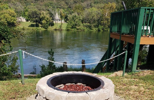 Flippin Cabin | White River Bank Cabin!Eagle Watching, World Class Trout Fishing Off The Dock,