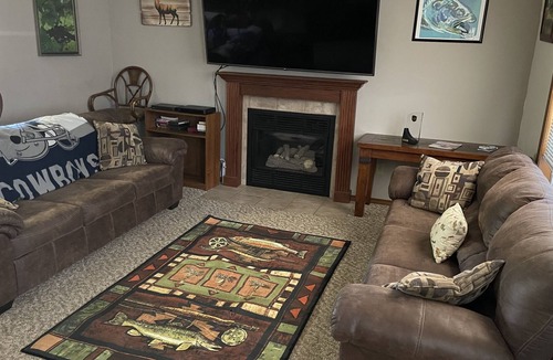 Lakeview Cabin | WHITE RIVER LODGE Sleeps 12 3 bed/2 bath Wifi Barbq Solar Dock/Ramp fenced yard