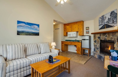 Montebello Cabin | White Rock Cabin-1BR, ADA, kitchenette, fireplace
