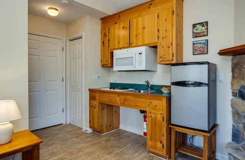 Montebello Cabin | White Rock Cabin-1BR, ADA, kitchenette, fireplace