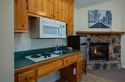 Montebello Cabin | White Rock Cabin-1BR, ADA, kitchenette, fireplace