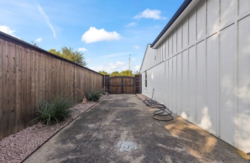 Old Lake Highlands House | White Rock Modern Oasis 3BR/2BA l Fenced Yard