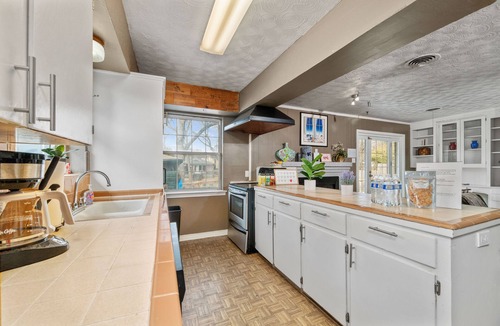 White Rock Hills House | White Rock Poolside Retreat- 4 Beds & a Private Pool