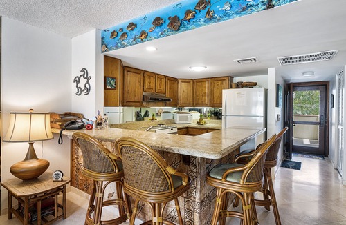 Kahaluu Bay Condo | White Sands Village#118: DIRECT BEACHFRONT, CENTRAL AC, ELEVATORS, SPACIOUS!