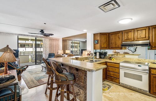 Kahaluu Bay Condo | White Sands Village#118: DIRECT BEACHFRONT, CENTRAL AC, ELEVATORS, SPACIOUS!