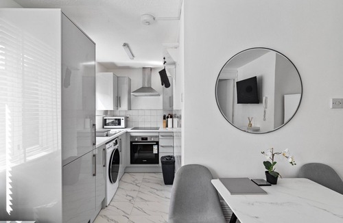 Whittington Apartment | White Shades Mill Hill