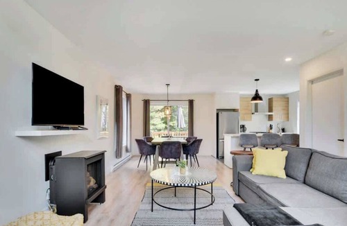 Pont-Rouge Ski Chalet | White Stag | Comfort & Serenity | Sauna & Pool