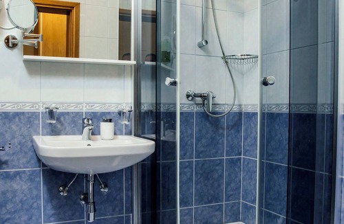 Promajna Bed & Breakfast | White Stone Villa