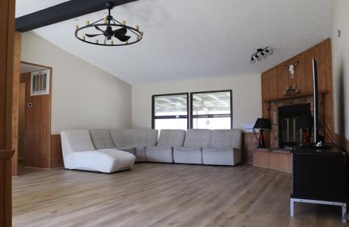 Damon House | White-tailed Ranch - Peaceful 1-Acre Nature Escape