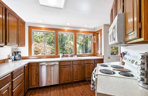 Skykomish House | White Water Retreat - riverfront, pet friendly, hot tub