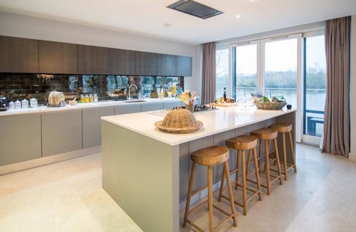 Lechlade House | White Willow Lodge in Cotswolds