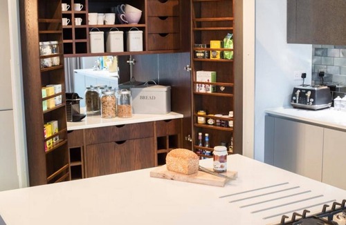 Lechlade House | White Willow Lodge in Cotswolds