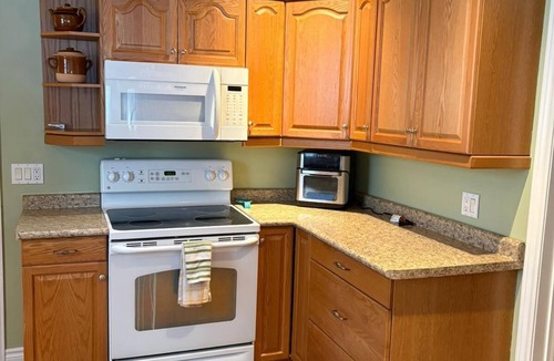 Sauble Beach House | Whitecaps Cottage | Near BEACH | AC | Hot Tub | PET Friendly