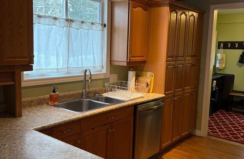 Sauble Beach House | Whitecaps Cottage | Near BEACH | AC | Hot Tub | PET Friendly