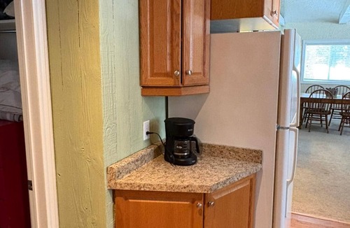 Sauble Beach House | Whitecaps Cottage | Near BEACH | AC | Hot Tub | PET Friendly
