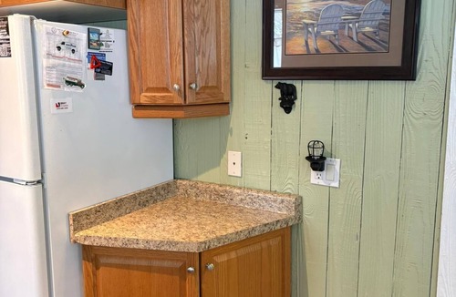 Sauble Beach House | Whitecaps Cottage | Near BEACH | AC | Hot Tub | PET Friendly