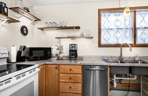 Billings Park Apartment | Whitehouse Retreat Suite Apt | Near River & Duluth