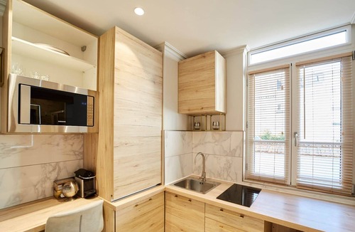 Centre Ville House | Whitepearl-HyperCenter-King BedSize-Parking Offered