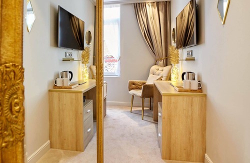 Centre Ville House | Whitepearl-HyperCenter-King BedSize-Parking Offered
