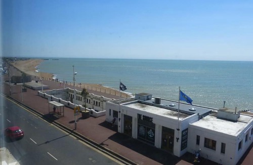 Hastings Apartment | WhiteRock Rocks !!