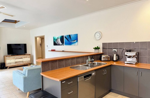 Torquay House | Whites Retreat (The Esplanade)