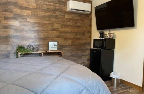 Sedan Hotel | Whitetail Inn