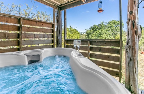 Llano Cabin | Whitetail Oaks Guesthaus | Country Views | Fire pit | NO PETS