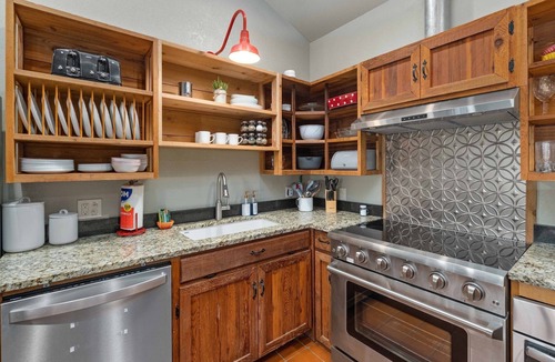 San Marcos House | Whitetail Oaks - Rustic Charm Meets Fun! Private Pool & Pickleball on 34 Acres