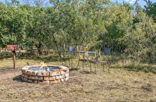 Llano Cabin | Whitetail Oaks Texas Star Cabin | Hill Country Views | Whirlpool Tub | Fire pit | NO PETS