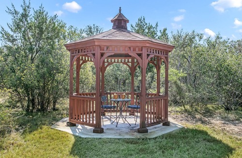 Llano Cabin | Whitetail Oaks Texas Star Cabin | Hill Country Views | Whirlpool Tub | Fire pit | NO PETS