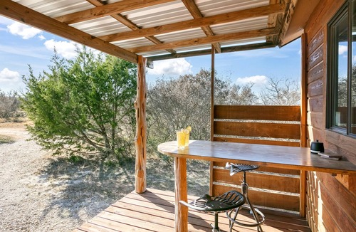 Llano Cabin | Whitetail Oaks The Hideout | Hill Country Cabin | Hot Tub | Full Kitchen | NO PETS