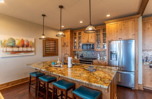 Elk Park Cabin | Whitetail Ridge Lodge - Eagles Nest, long range views, three masters