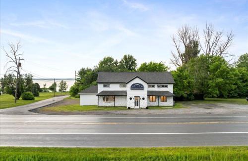 South Bay House | Whitewater The Genoa on Oneida Lake Sleeps 8
